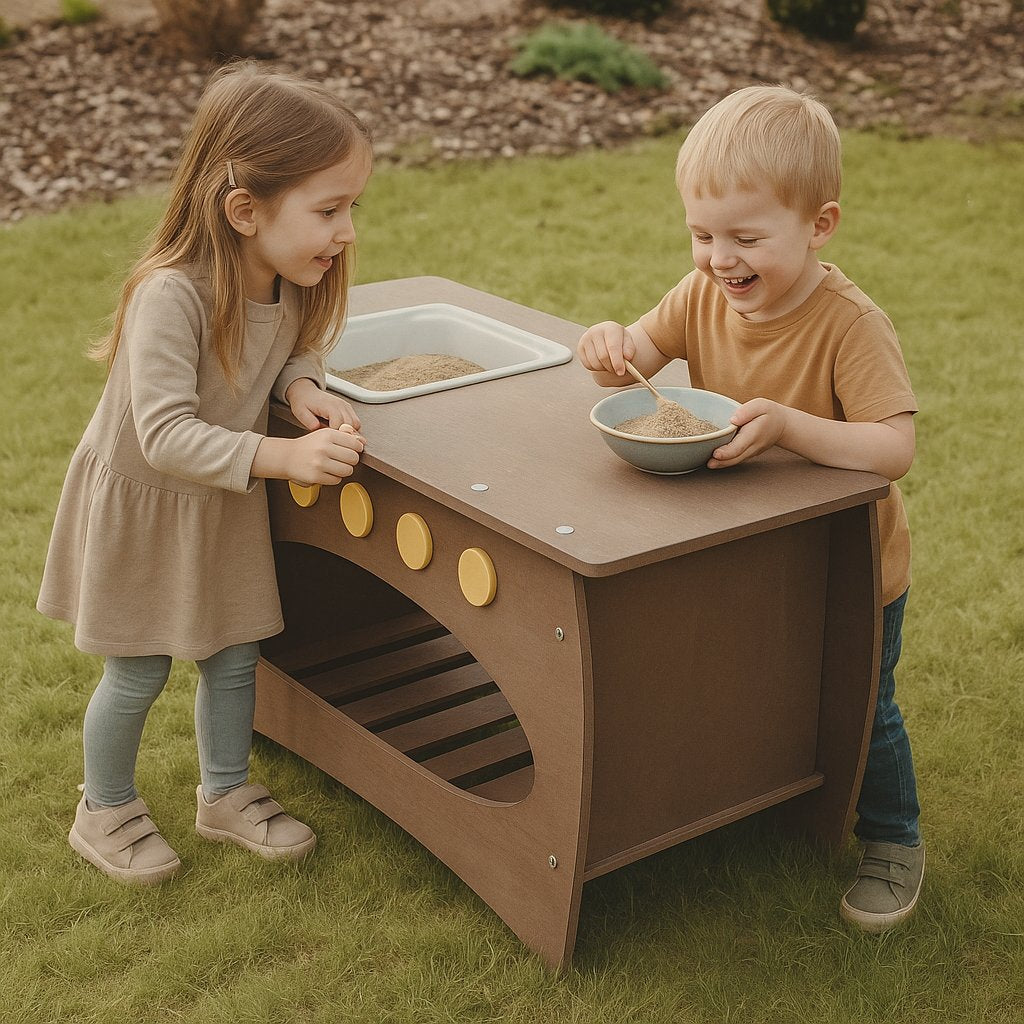 Matschküche mit zwei Kindern