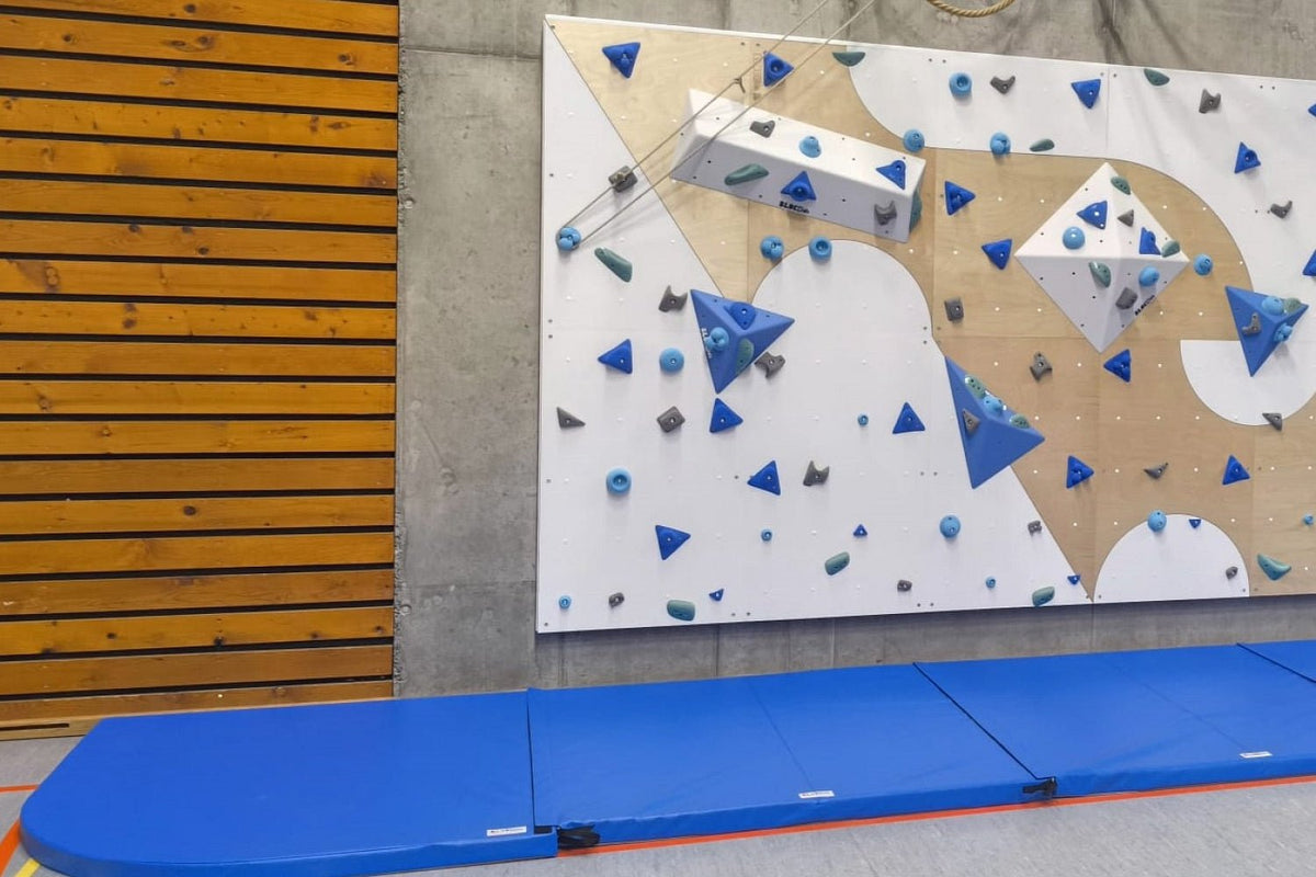 Kletterwand BK INDOOR aus 8 Teilen | 236 cm x 312 cm | inkl. 60 Griffen | 160 Loch - Kletterling – einfach Kind sein