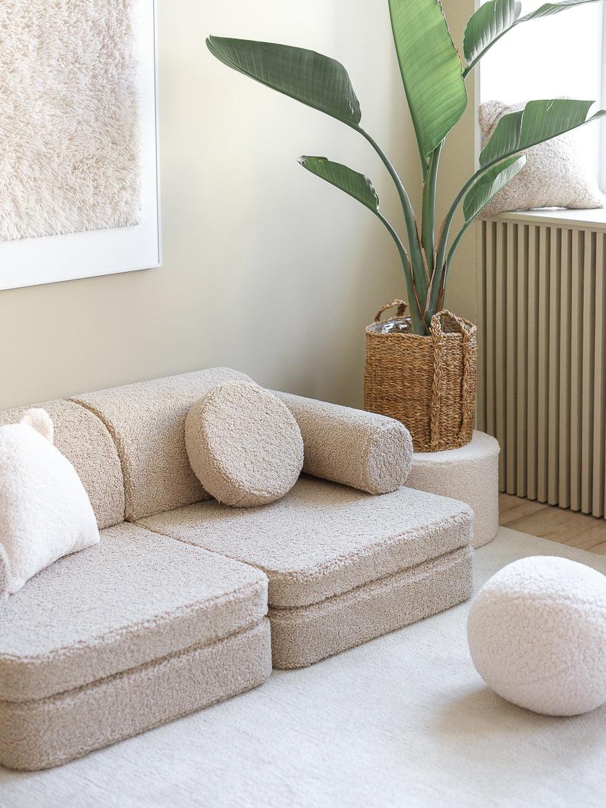 wigiwama Settee in Beige - Kindersofa und Spielsofa aus Teddy - Stoff - Kletterling – einfach Kind sein