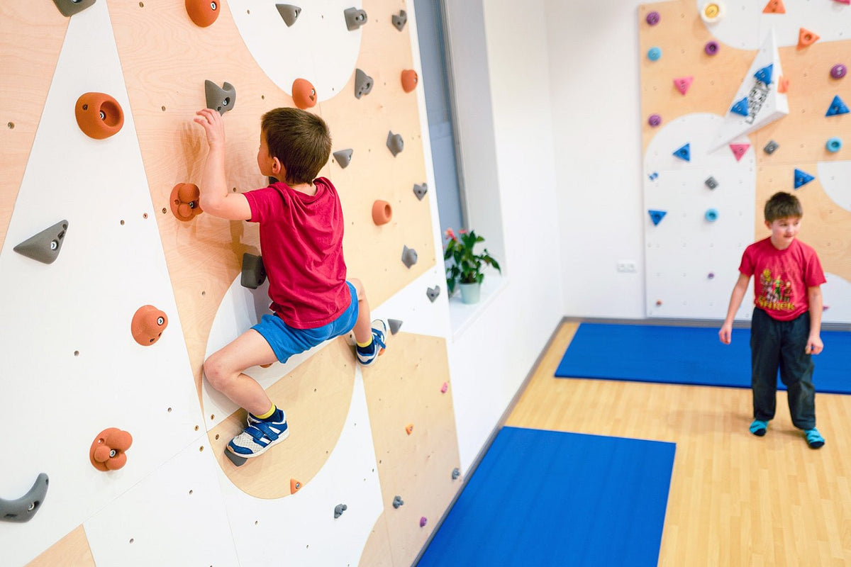 Kletterwand BK INDOOR aus 8 Teilen | 236 cm x 312 cm | inkl. 60 Griffen | 160 Loch - Kletterling – einfach Kind sein