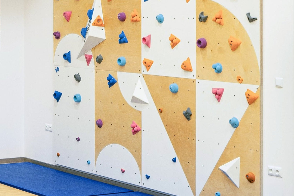 Kletterwand BK INDOOR aus 8 Teilen | 236 cm x 312 cm | inkl. 60 Griffen | 160 Loch - Kletterling – einfach Kind sein