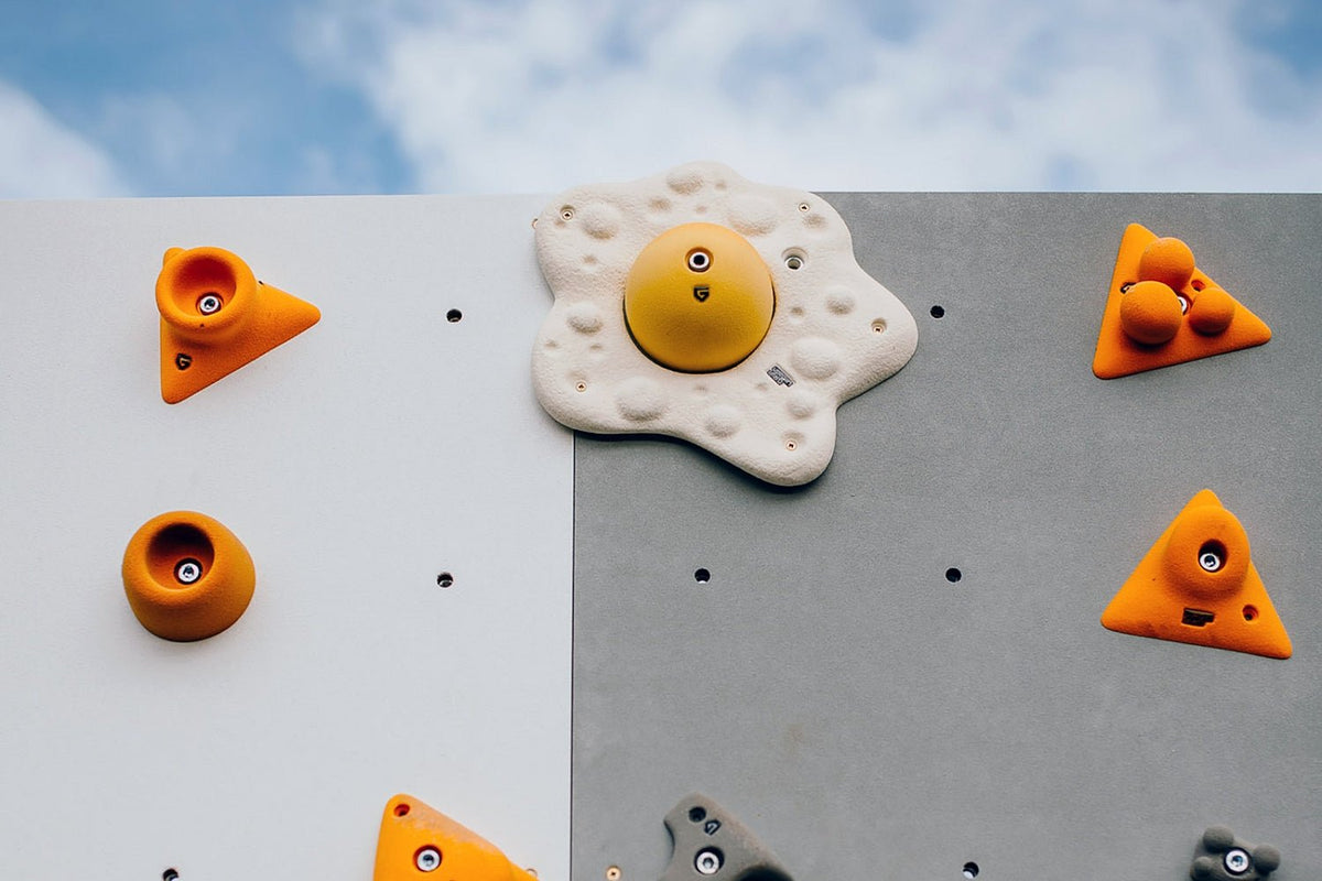 Kletterwand BK OUTDOOR aus 6 Teilen | 236 cm x 234 cm | inkl. 45 Griffen | 120 Loch - Kletterling – einfach Kind sein