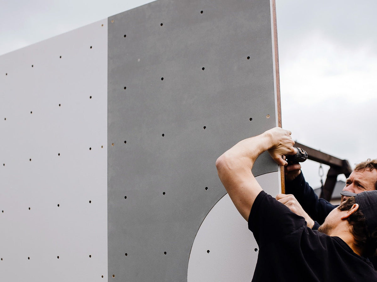 Kletterwand BK OUTDOOR aus 10 Teilen | 236 cm x 390 cm | inkl. 75 Griffen | 200 Loch - Kletterling – einfach Kind sein