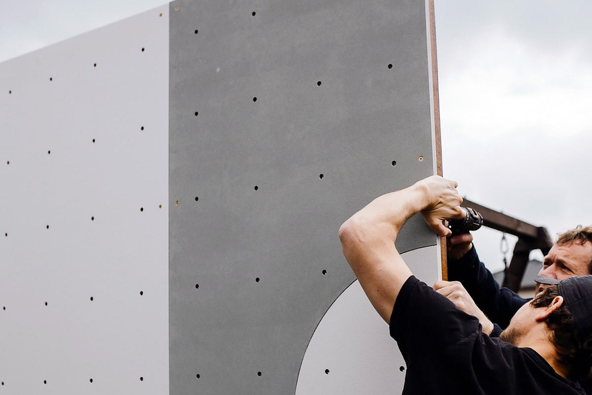 Kletterwand BK OUTDOOR aus 6 Teilen | 236 cm x 234 cm | inkl. 45 Griffen | 120 Loch - Kletterling – einfach Kind sein