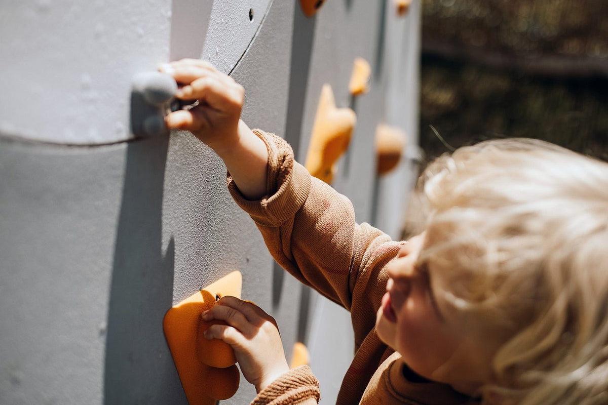 Kletterwand BK OUTDOOR aus 2 Teilen | 236 x 78 cm | inkl. 15 Griffen | 40 Loch - Kletterling – einfach Kind sein