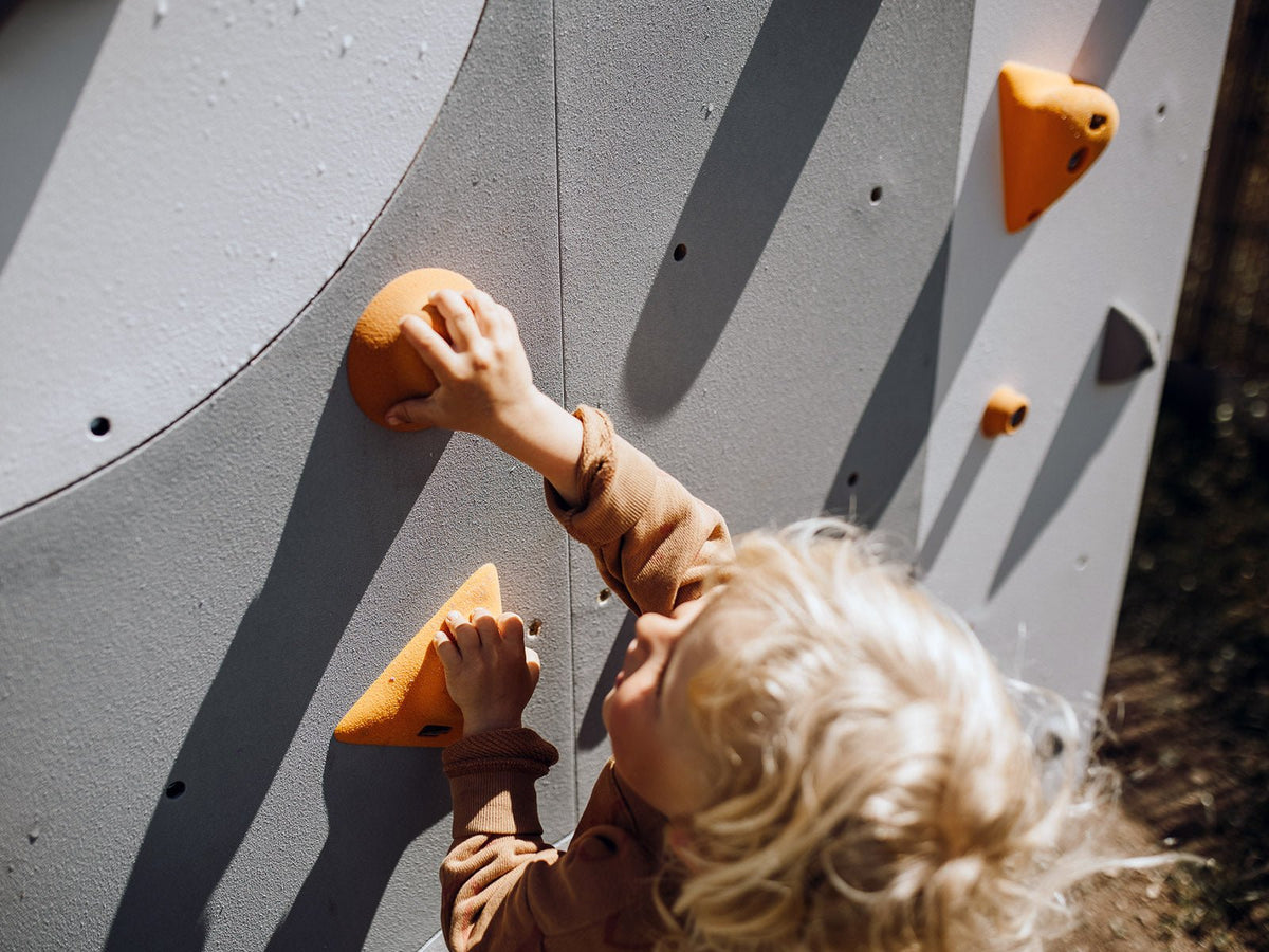 Kletterwand BK OUTDOOR aus 10 Teilen | 236 cm x 390 cm | inkl. 75 Griffen | 200 Loch - Kletterling – einfach Kind sein