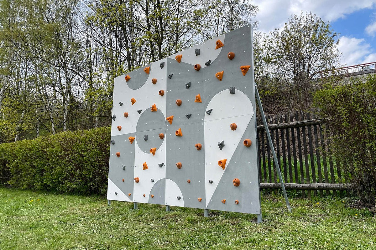 Kletterwand BK OUTDOOR aus 6 Teilen | 236 cm x 234 cm | inkl. 45 Griffen | 120 Loch - Kletterling – einfach Kind sein