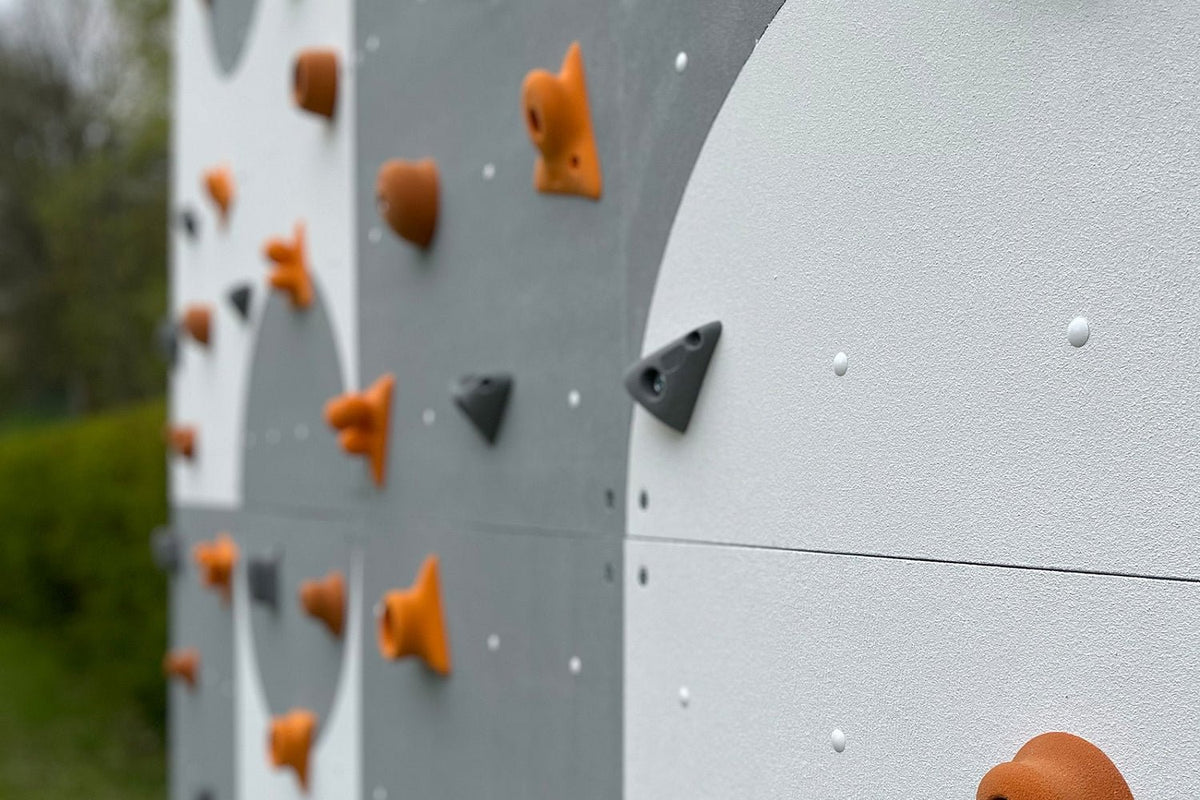 Kletterwand BK OUTDOOR aus 6 Teilen | 236 cm x 234 cm | inkl. 45 Griffen | 120 Loch - Kletterling – einfach Kind sein