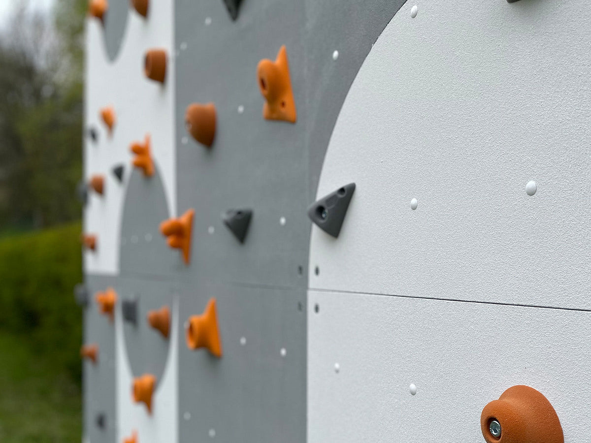 Kletterwand BK OUTDOOR aus 10 Teilen | 236 cm x 390 cm | inkl. 75 Griffen | 200 Loch - Kletterling – einfach Kind sein