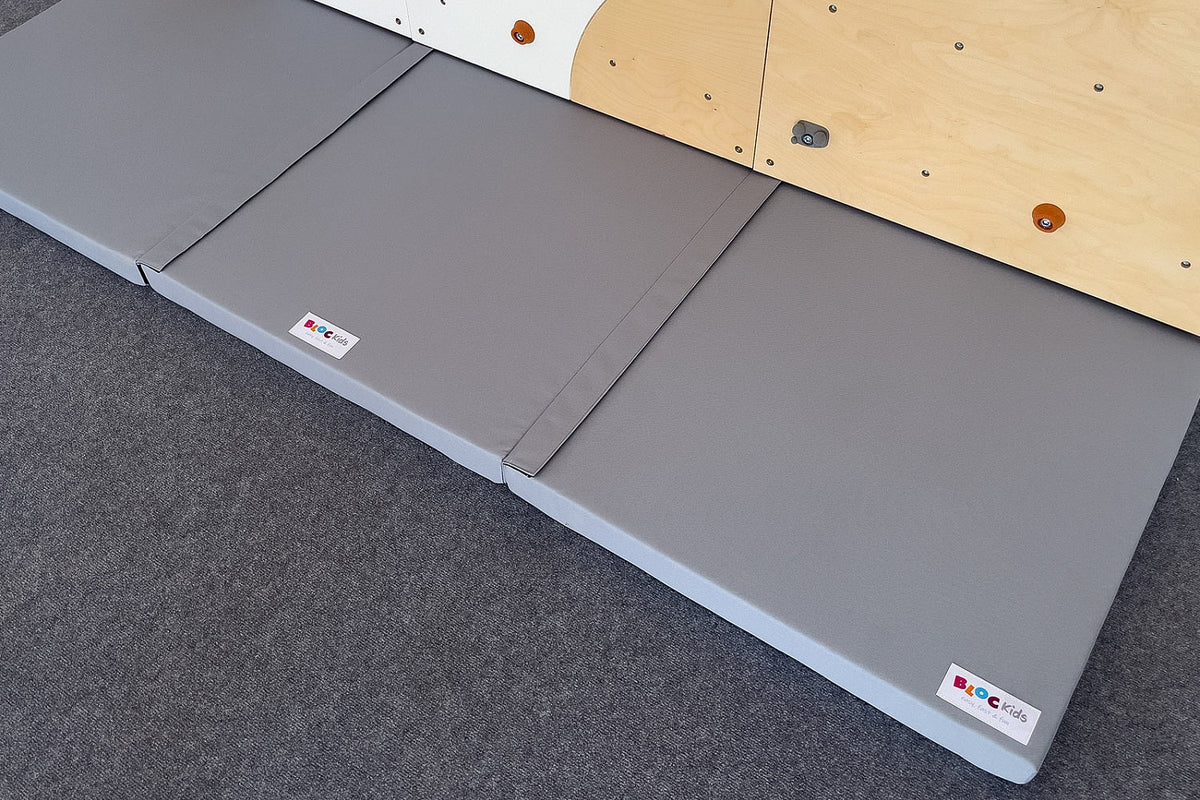 Kletterwand BK INDOOR aus 6 Teilen | 236 cm x 234 cm | inkl. 45 Griffen | 120 Loch - Kletterling – einfach Kind sein