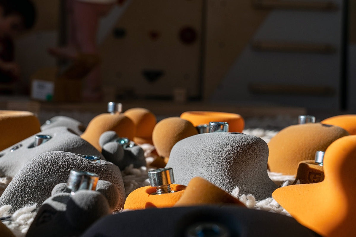 Kletterwand BK INDOOR aus 2 Teilen | 236 x 78 cm | inkl. 15 Griffen | 40 Loch - Kletterling – einfach Kind sein