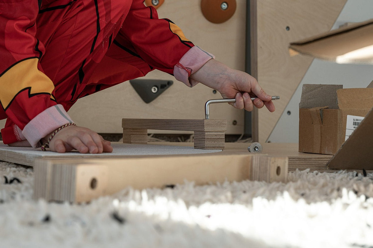 Kletterwand BK INDOOR aus 2 Teilen | 236 x 78 cm | inkl. 15 Griffen | 40 Loch - Kletterling – einfach Kind sein