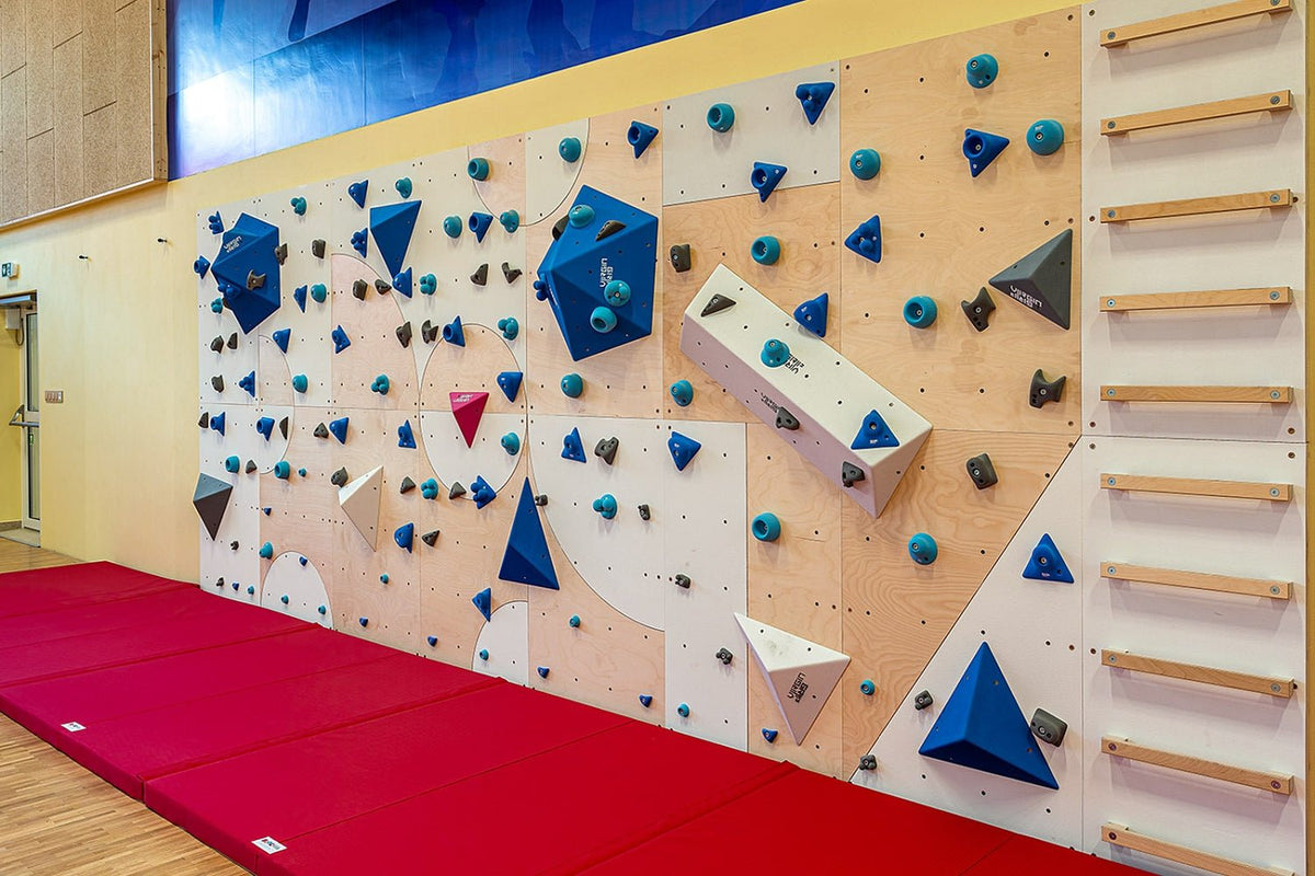 Kletterwand BK INDOOR aus 8 Teilen | 236 cm x 312 cm | inkl. 60 Griffen | 160 Loch - Kletterling – einfach Kind sein