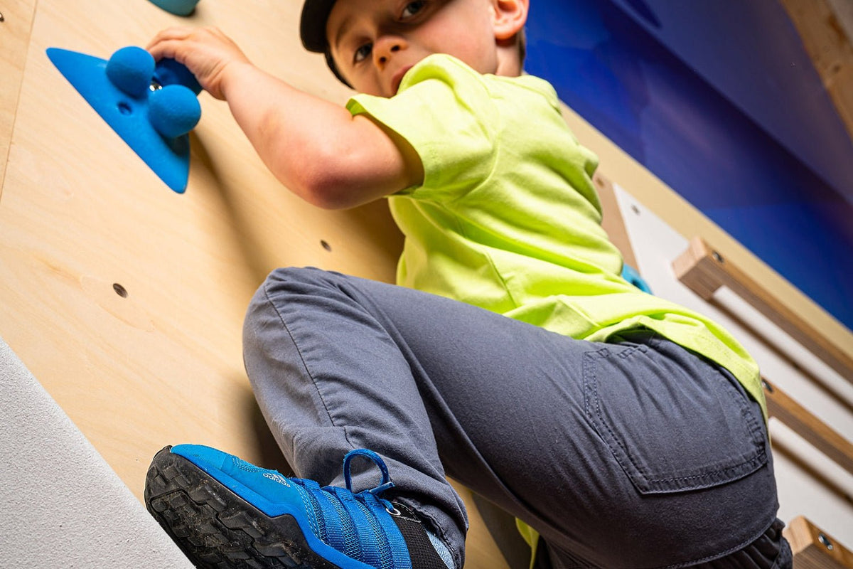 Einzelelement BK Dreieck links | Kletterwand BK INDOOR | 118 x 78 cm | 9 Loch - Kletterling – einfach Kind sein