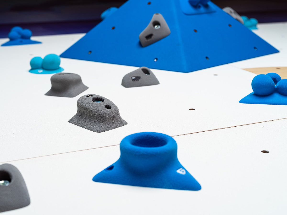 Kletterwand BK INDOOR aus 10 Teilen | 236 cm x 390 cm | inkl. 75 Griffen | 200 Loch - Kletterling – einfach Kind sein