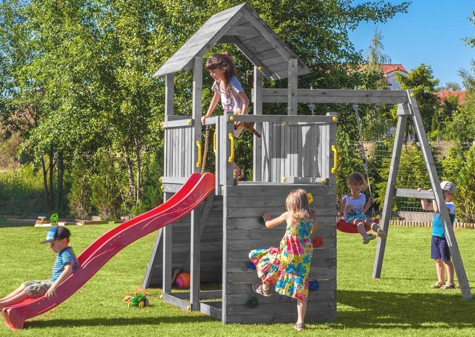 Spielturm Carol 3 in Grau für bis zu 10 Kinder mit Rutsche, Holzdach, Griffe, Rampe, Schaukel und Kletterwand - Kletterling – einfach Kind sein