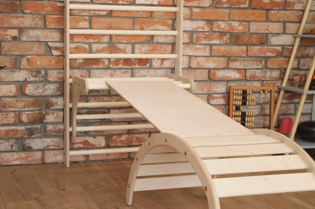 GIRAFFENLING Sprossenwand mit Rutsche und Kletterbogen in einem Kinderzimmer