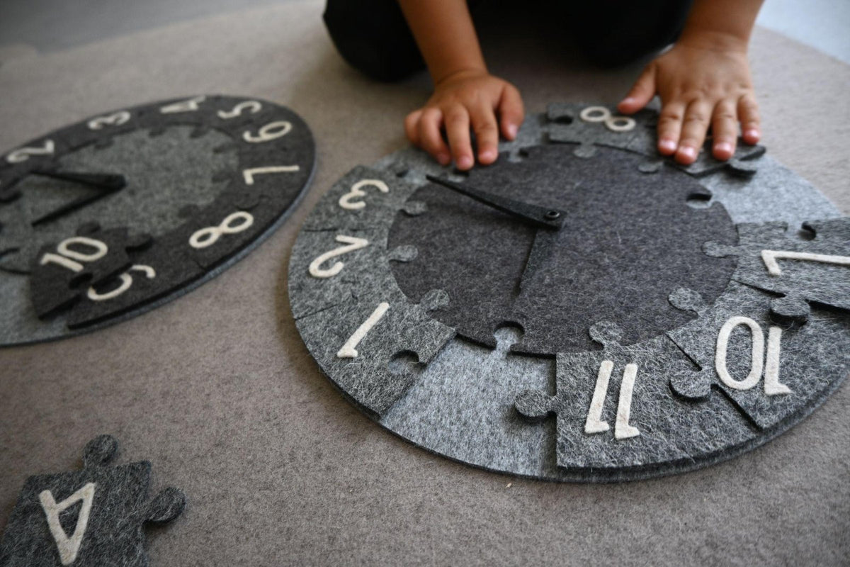 Tik Tak - Filz Lernpuzzle - Spieluhr in verschiedenen Farben, 100% Merinowolle, Kinderspielzeug, Motorikspiel - Kletterling – einfach Kind sein