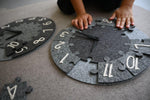 Tik Tak - Filz Lernpuzzle - Spieluhr in verschiedenen Farben, 100% Merinowolle, Kinderspielzeug, Motorikspiel - Kletterling – einfach Kind sein
