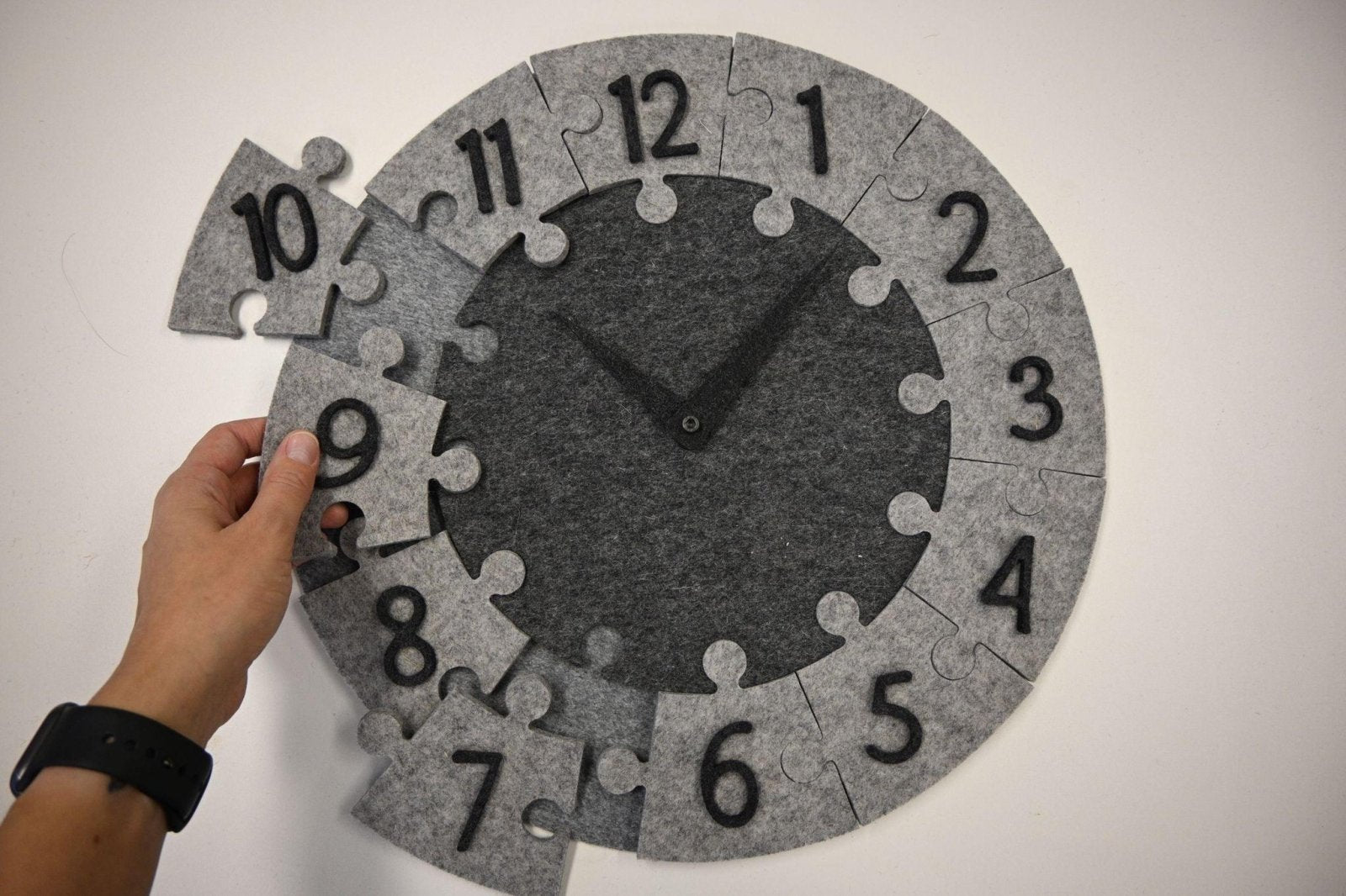 Tik Tak - Filz Lernpuzzle - Spieluhr in verschiedenen Farben, 100% Merinowolle, Kinderspielzeug, Motorikspiel - Kletterling – einfach Kind sein