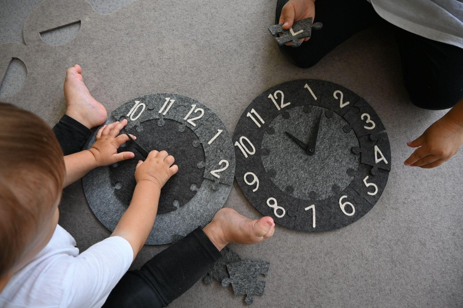 Tik Tak - Filz Lernpuzzle - Spieluhr in verschiedenen Farben, 100% Merinowolle, Kinderspielzeug, Motorikspiel - Kletterling – einfach Kind sein
