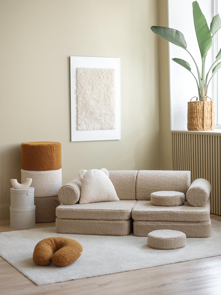 wigiwama Settee in Beige - Kindersofa und Spielsofa aus Teddy - Stoff - Kletterling – einfach Kind sein
