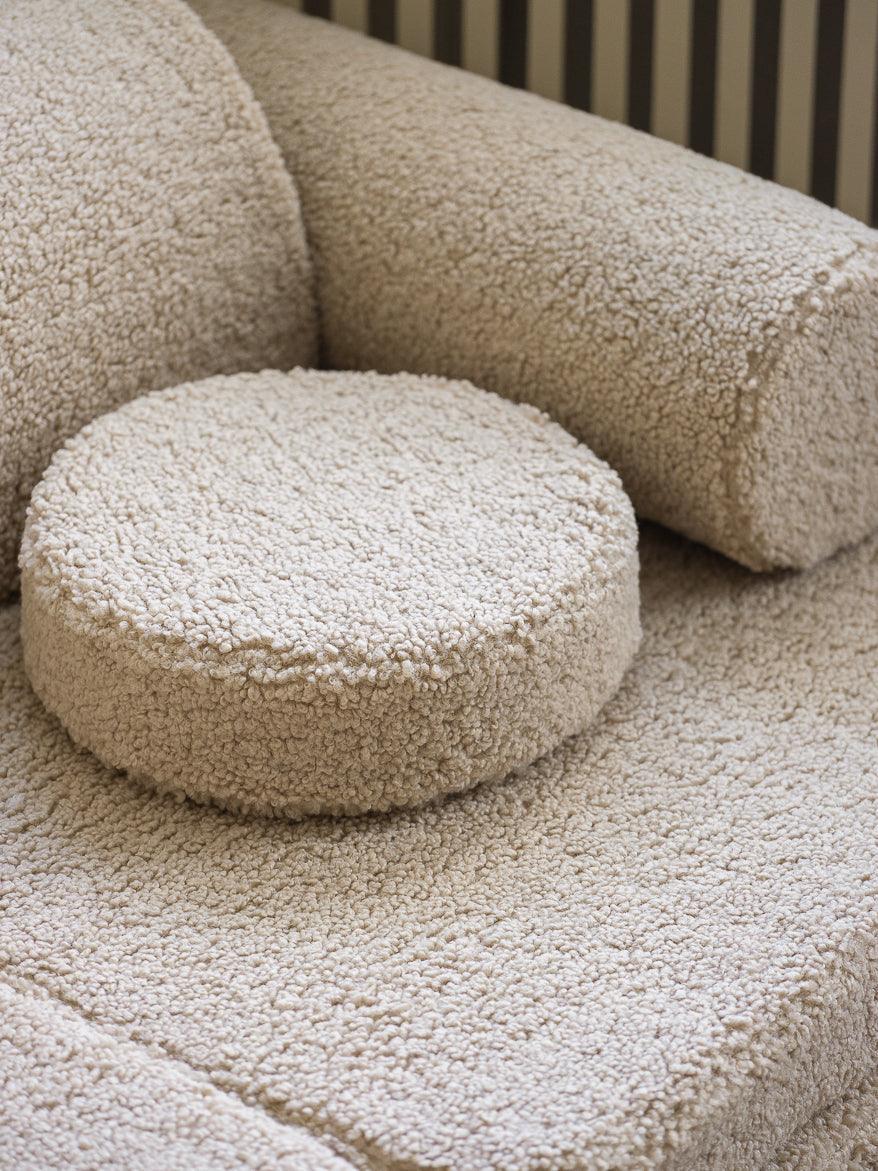 wigiwama Settee in Beige - Kindersofa und Spielsofa aus Teddy - Stoff - Kletterling – einfach Kind sein