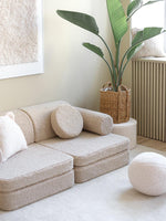 wigiwama Settee in Beige - Kindersofa und Spielsofa aus Teddy - Stoff - Kletterling – einfach Kind sein