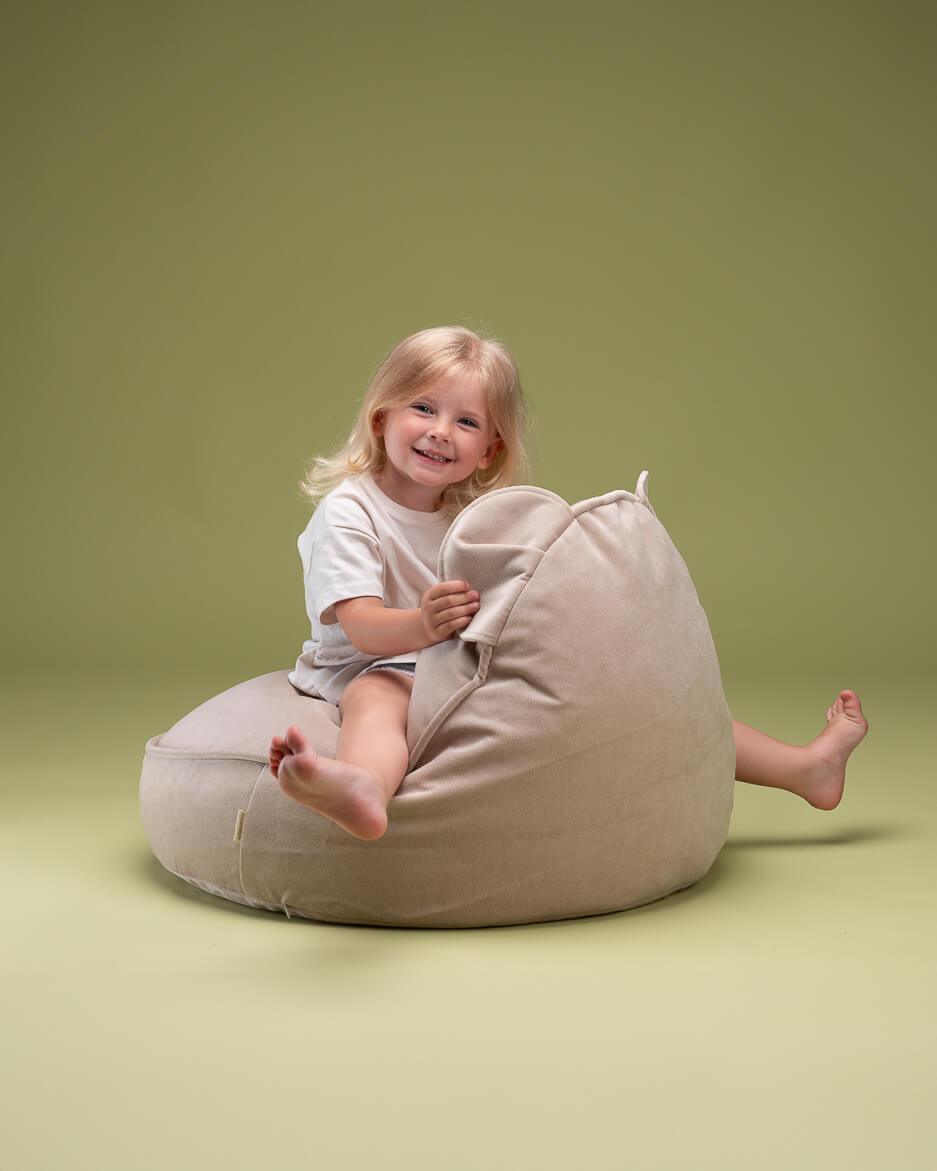 wigiwama Bär Sitzsack in Beige aus Samt - Kletterling – einfach Kind sein