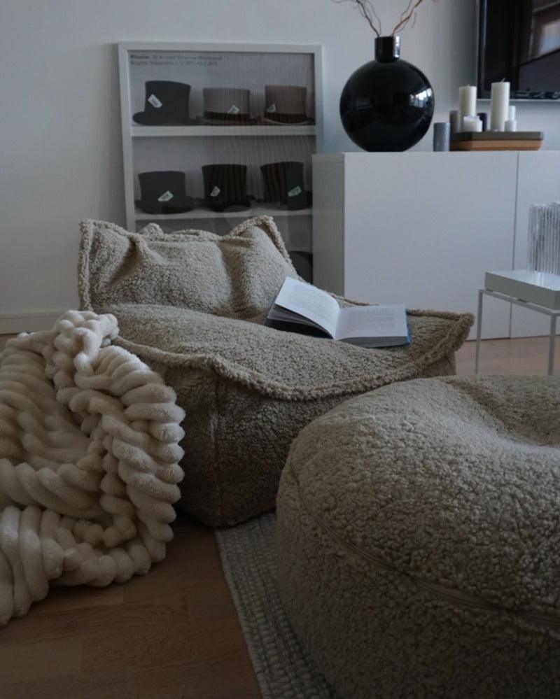 wigiwama Sitzsack Sessel in Beige aus Teddy - Stoff - Kletterling – einfach Kind sein