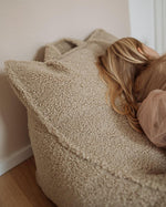 wigiwama Sitzsack Sessel in Beige aus Teddy - Stoff - Kletterling – einfach Kind sein
