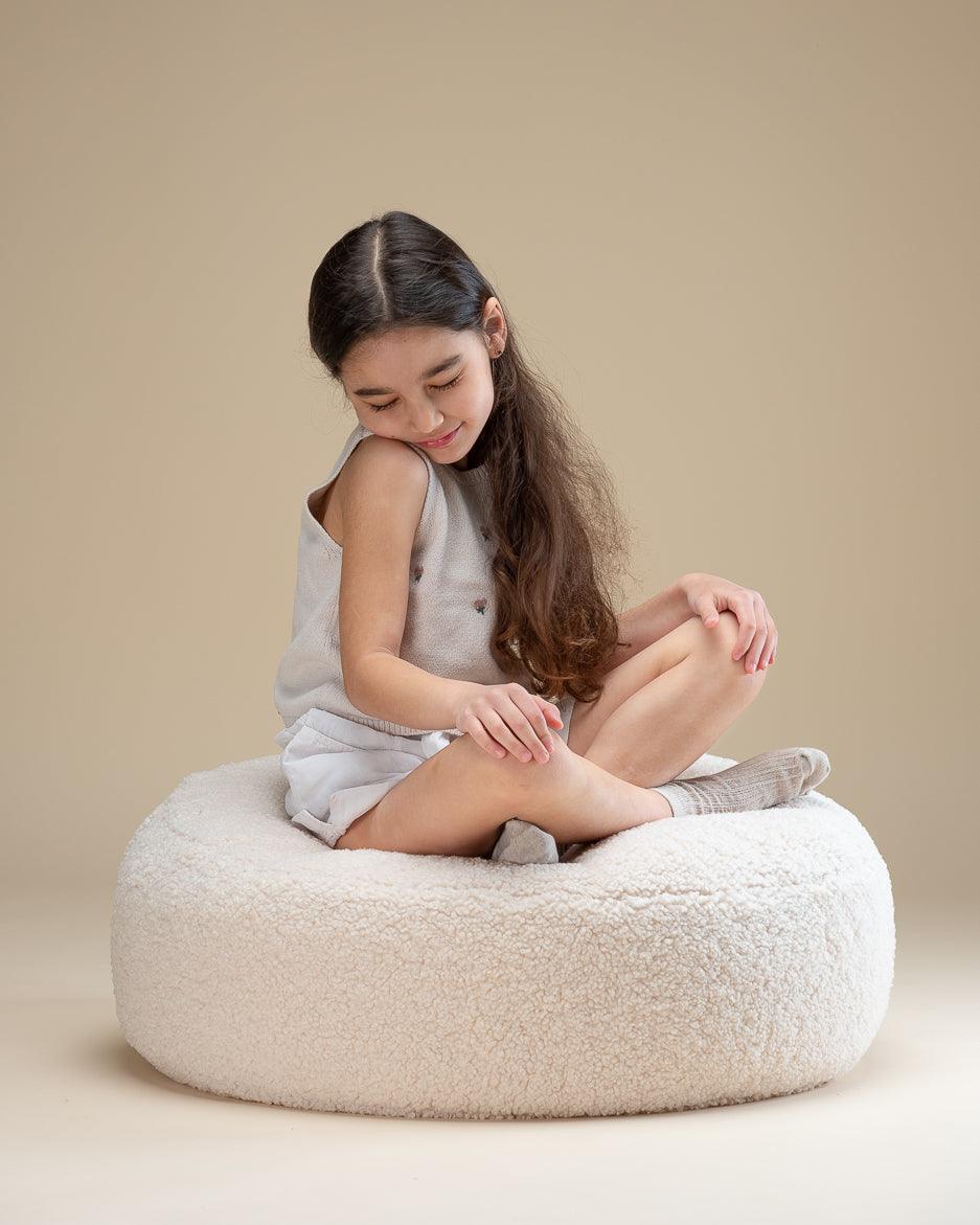 wigiwama Sitzkissen in Creme aus Teddy - Stoff - Kletterling – einfach Kind sein