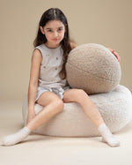 wigiwama Sitzkissen in Creme aus Teddy - Stoff - Kletterling – einfach Kind sein