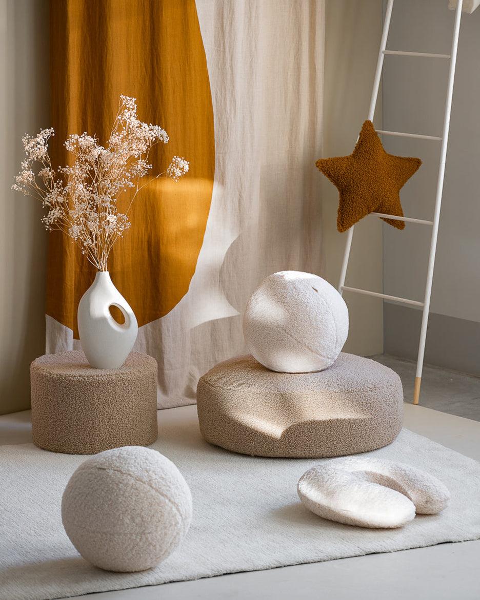 wigiwama Sitzkissen in Beige aus Teddy - Stoff - Kletterling – einfach Kind sein