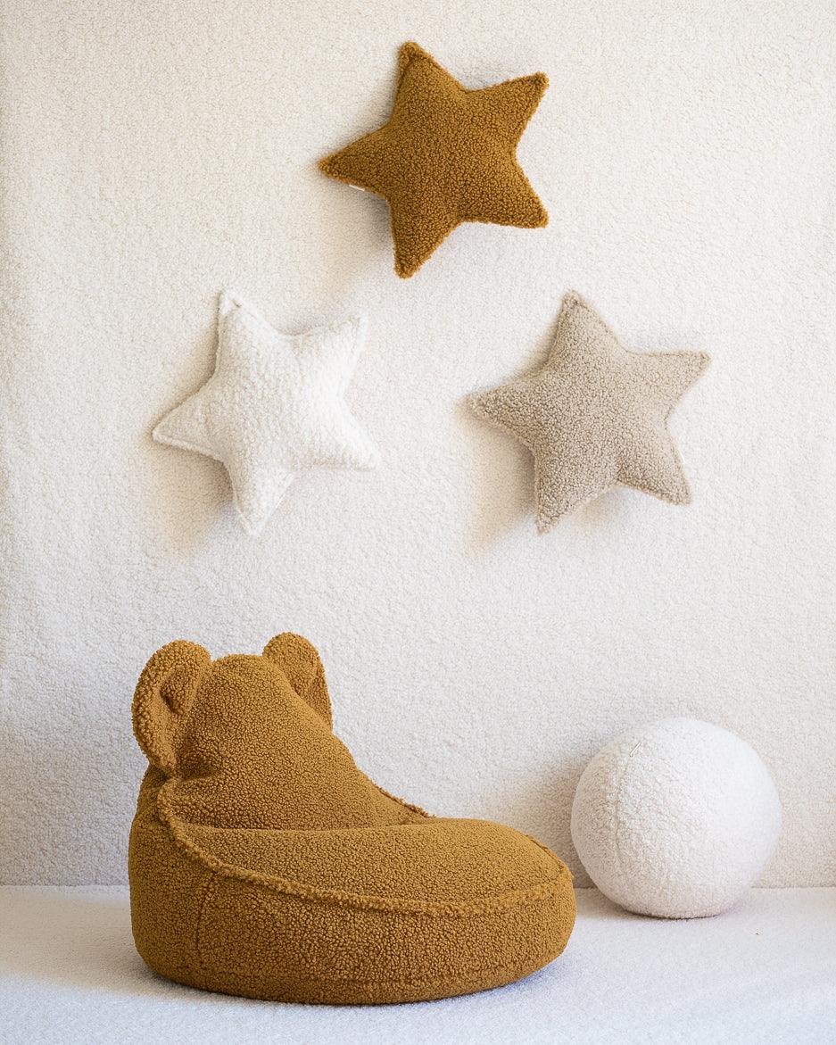 wigiwama Bär Sitzsack in Karamell aus Teddy - Stoff - Kletterling – einfach Kind sein