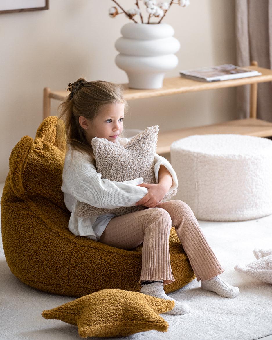 wigiwama Bär Sitzsack in Karamell aus Teddy - Stoff - Kletterling – einfach Kind sein