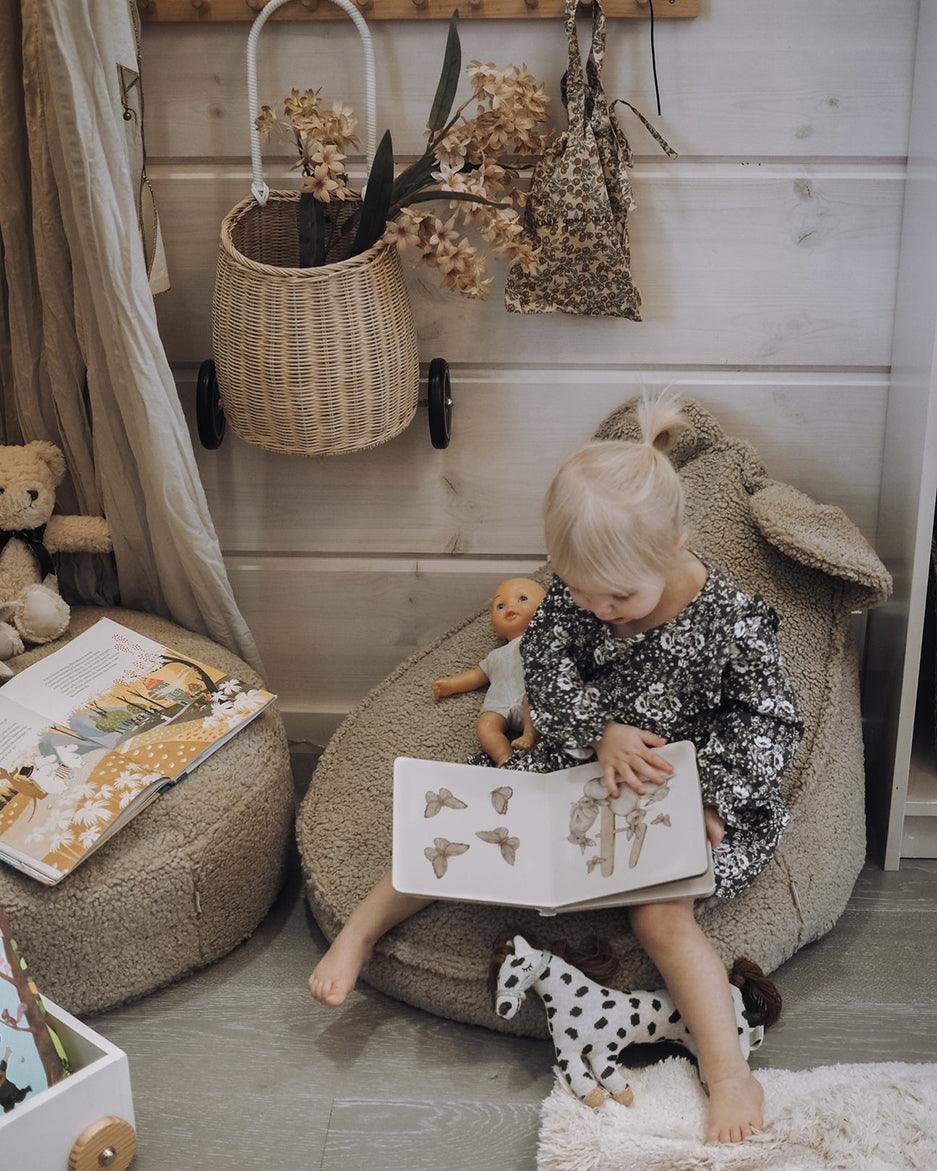 wigiwama Bär Sitzsack in Beige aus Teddy - Stoff - Kletterling – einfach Kind sein
