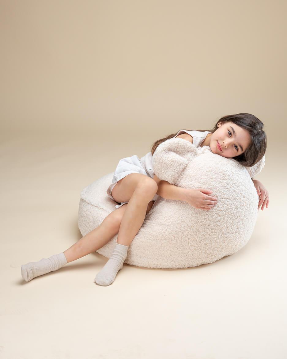 wigiwama Bär Sitzsack in Creme aus Teddy - Stoff - Kletterling – einfach Kind sein