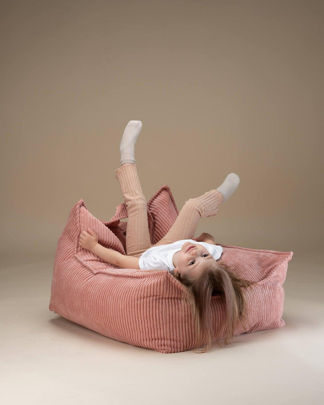 wigiwama Sitzsack Sessel in Altrosa aus Cord - Kletterling – einfach Kind sein