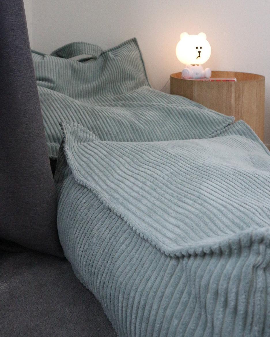 wigiwama Sitzsack Sessel in Softmint aus Cord - Kletterling – einfach Kind sein
