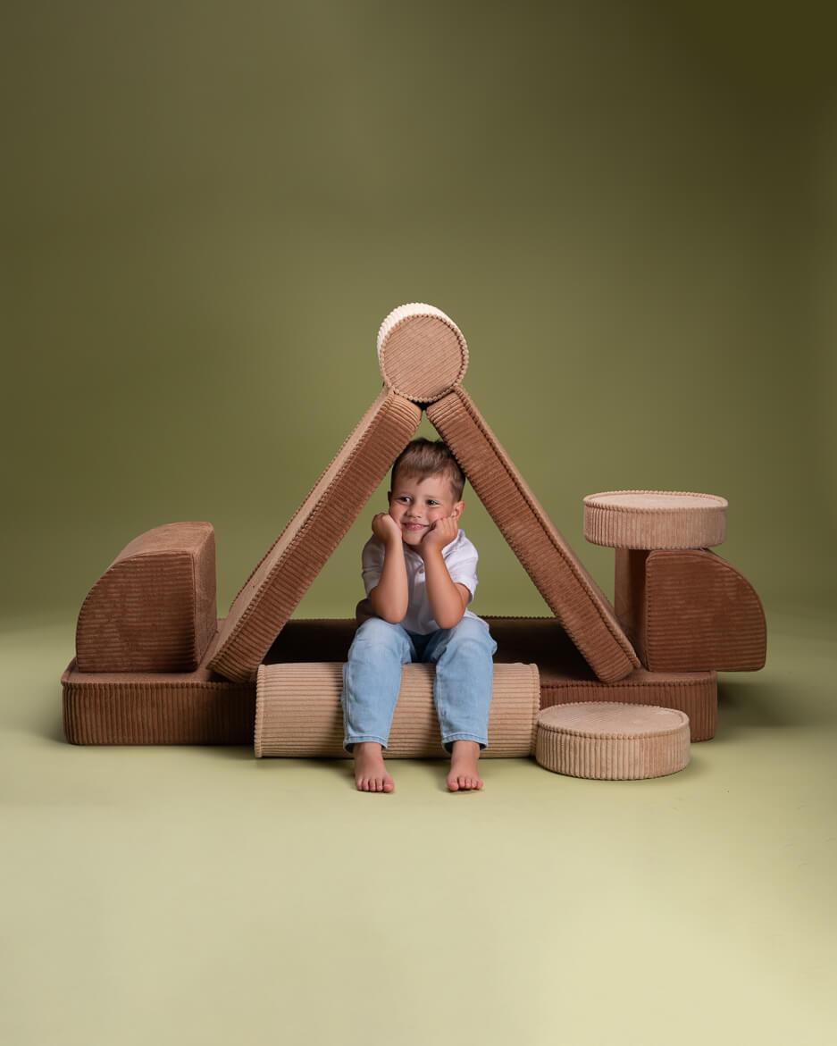 wigiwama Settee in Toffee - Kindersofa und Spielsofa aus Cord - Kletterling – einfach Kind sein