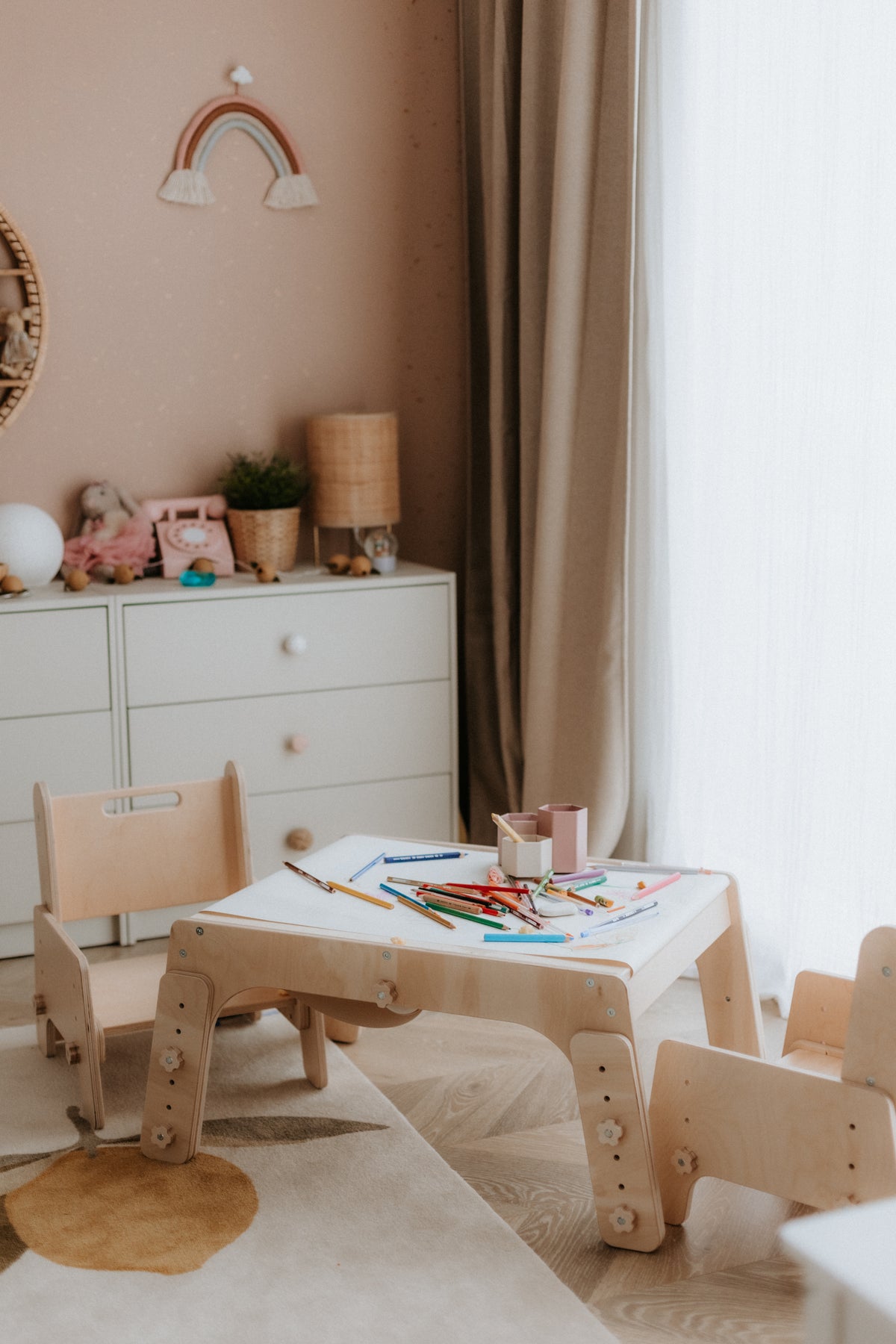 DORI Kindertisch als eigener Kreativplatz im Kinderzimmer