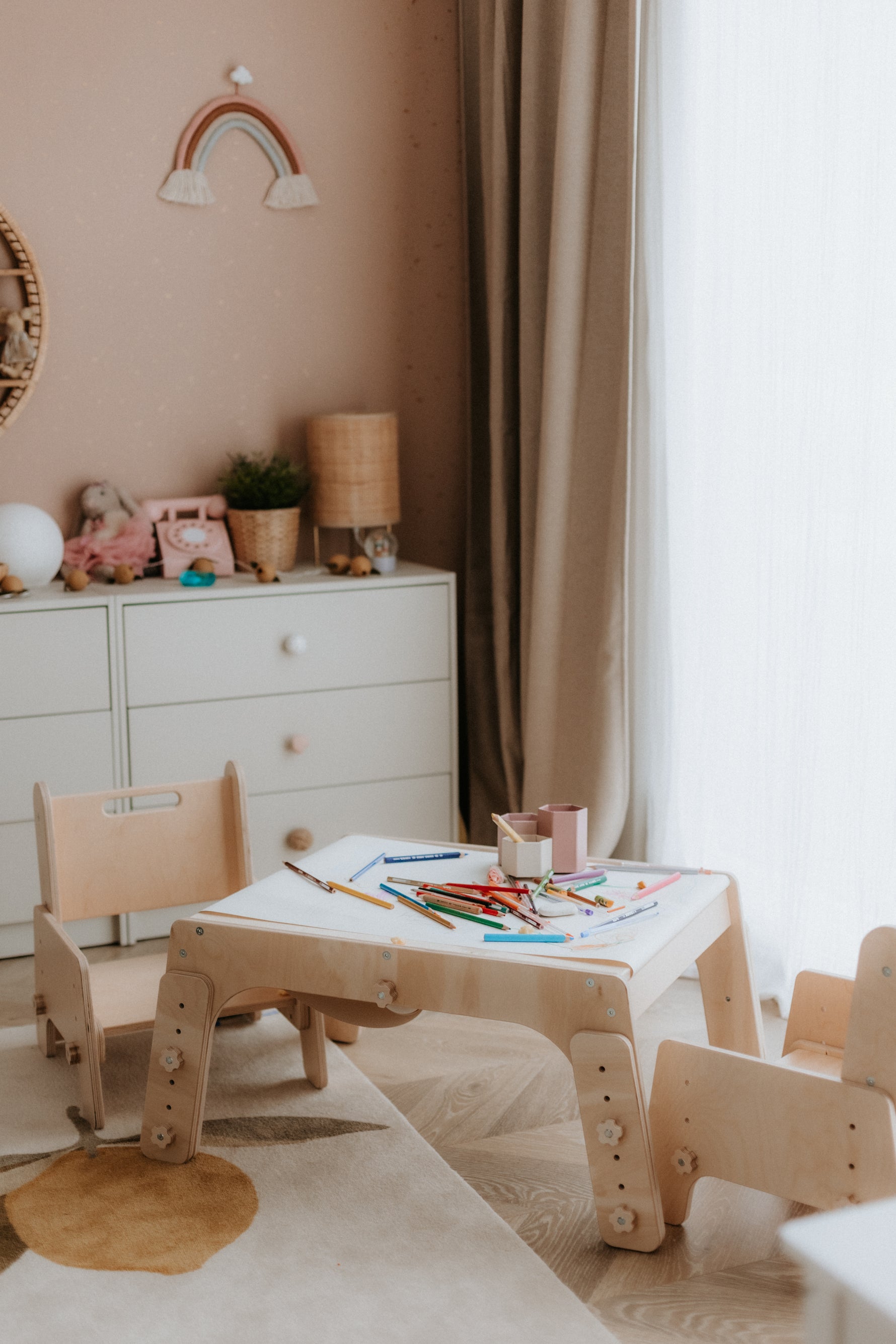 DORI Kindertisch als eigener Kreativplatz im Kinderzimmer
