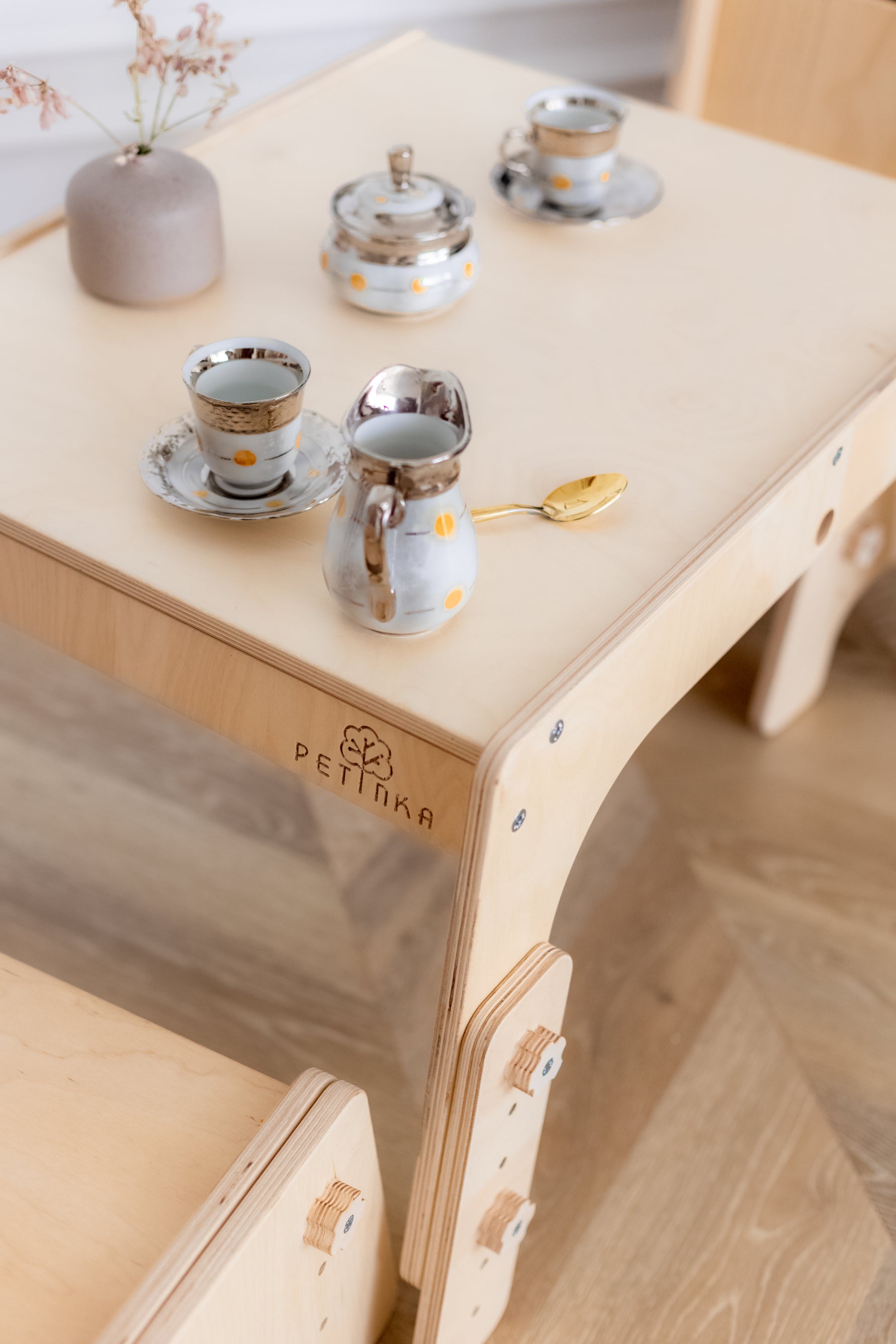Kinderspiel auf dem höhenverstellbaren DORI Tisch