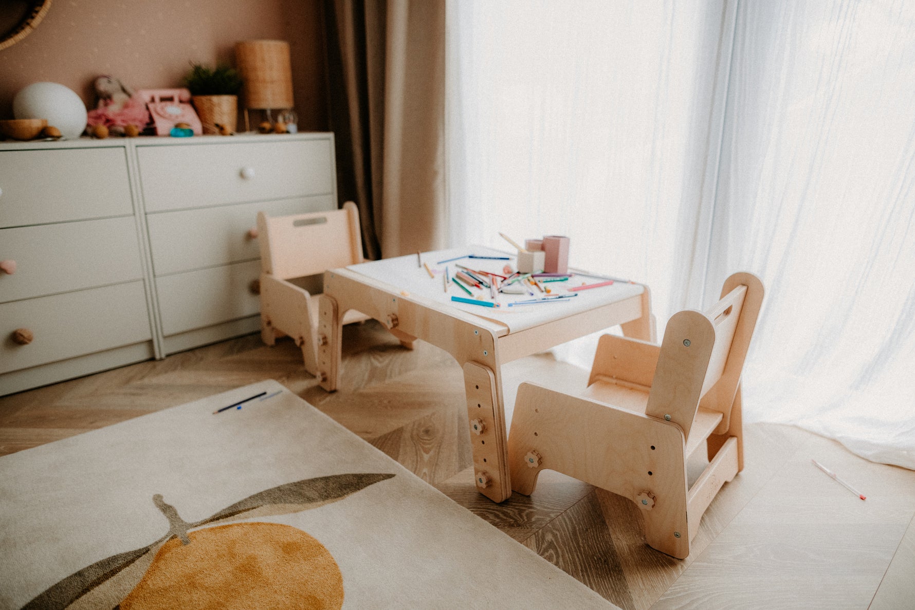 DORI Kreativ-Set mit Tisch und Stühlen im Kinderzimmer