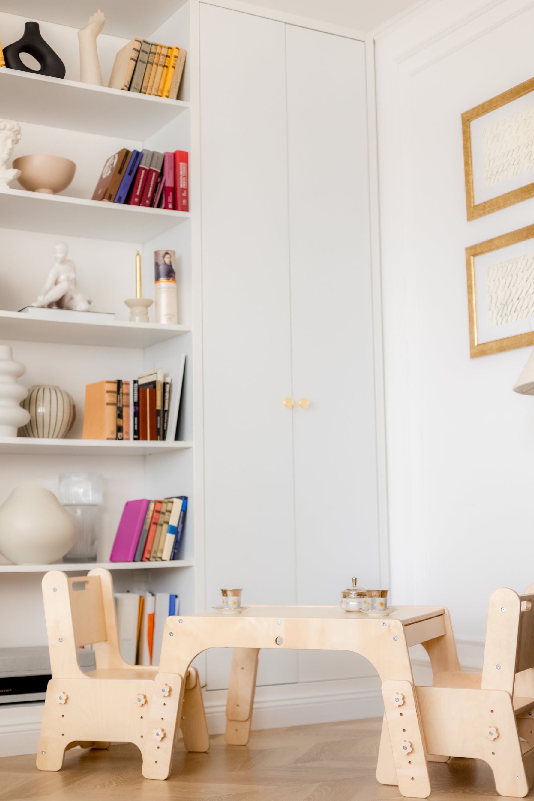 DORI Kindertisch und Kinderstühle im Kinderzimmer
