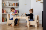 Zwei Kinder sitzen selbstständig am DORI Tisch mit DORI Stühlen