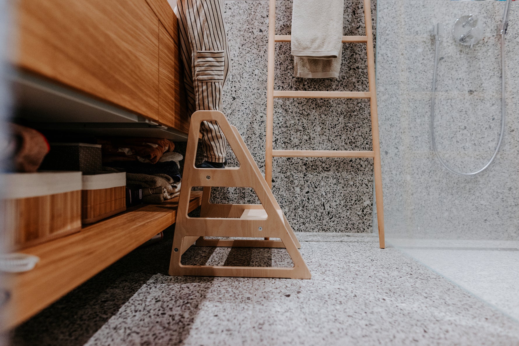 Zweistufiger Kinder-Tritthocker Step im Badezimmer