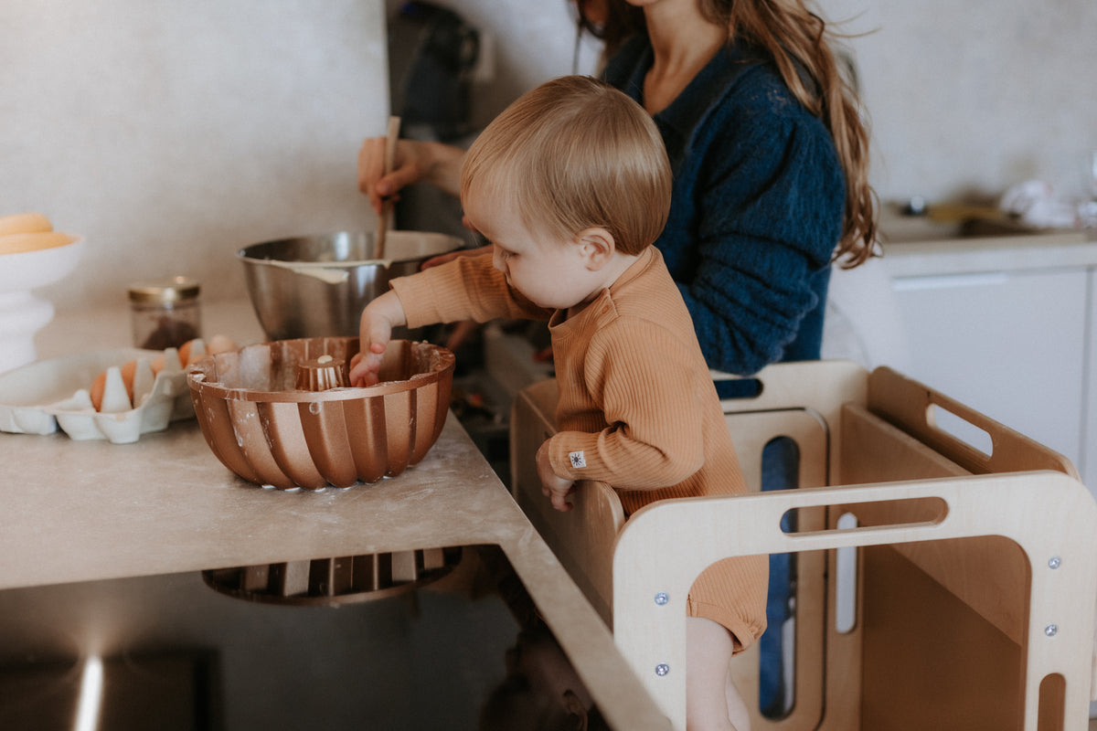 Kind und Mutter kochen gemeinsam am Lernturm Favority