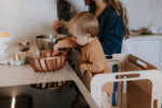 Kind und Mutter kochen gemeinsam am Lernturm Favority